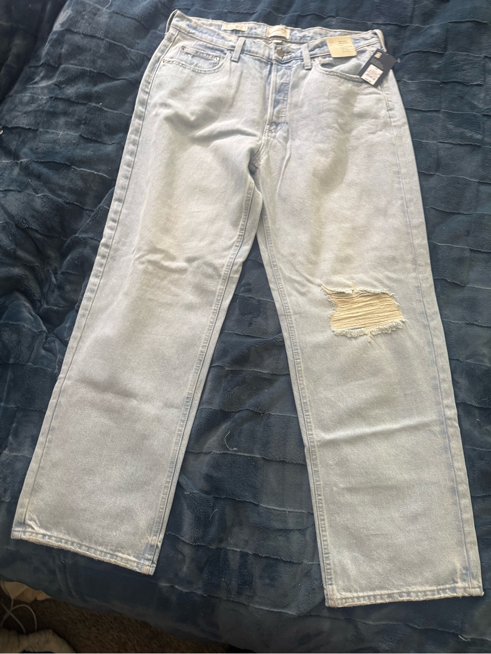 Universal Thread Light Blue Straight-Leg Jeans with Knee Rip
